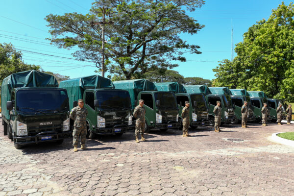 El ministro de Defensa entrego más de 600 uniformes, ocho camiones para la operatividad militar y juramentó 907 reclutas