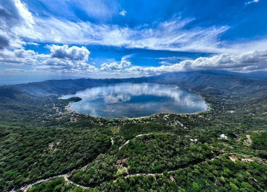 El lago de Coatepeque es declarado como Área Natural Protegida número ...