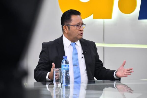 Politólogo Peñate: "El Salvador está dando cátedra de cómo eliminar la delincuencia, por eso otros países se sienten incómodos y tratan de desprestigiar"