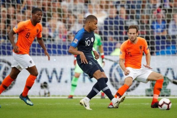 El jugador Kylian Mbappé se estrenó como capitán de los blues, con dos goles y una asistencia.