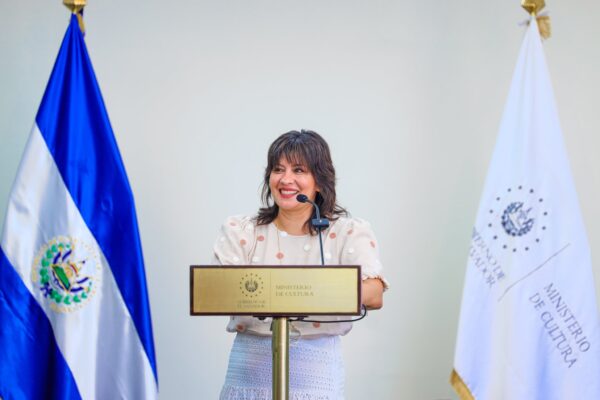 Mariemm Pleitez ministra de Cultura, en conjunto con el alcalde de Rafael Arévalo, y otros funcionarios inauguraron la Casa de la Cultura en Sonsonate.