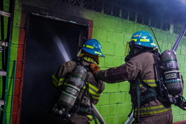 Sofocan incendio 5ª calle poniente, barrio San Carlos, en la Unión.