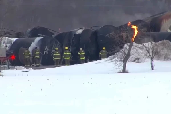 Tren que transportaba etanol, un compuesto químico inflamable se descarriló en Minnesota, Estados Unidos.