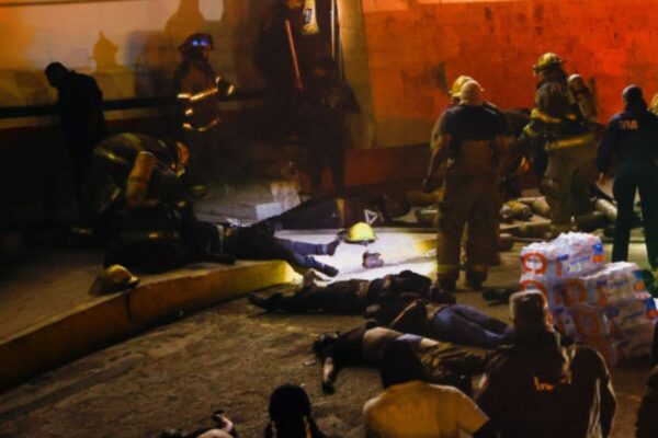 Un juez dictó prisión preventiva a los tres agentes migratorios, un guardia de seguridad y un migrante venezolano, por el incendio que dejó 39 muertos.