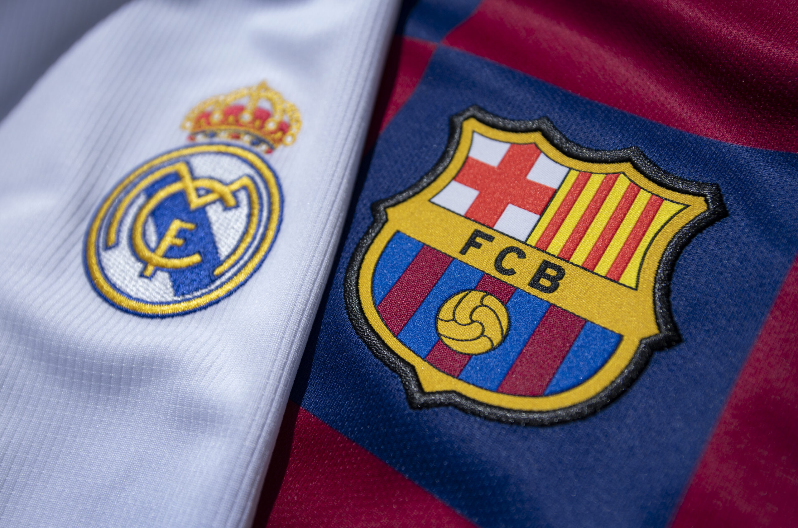 Se desarrolla el clásico entre Real Madrid y FC Barcelona, desde el estadio Camp Nou para obtener el pase a la Copa del Rey