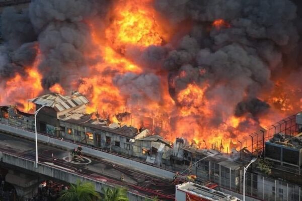 Un incendio de gran magnitud se registró en Bangladés, el cual provocó la pérdida de muchos locales en uno de los mercados más grandes del país.