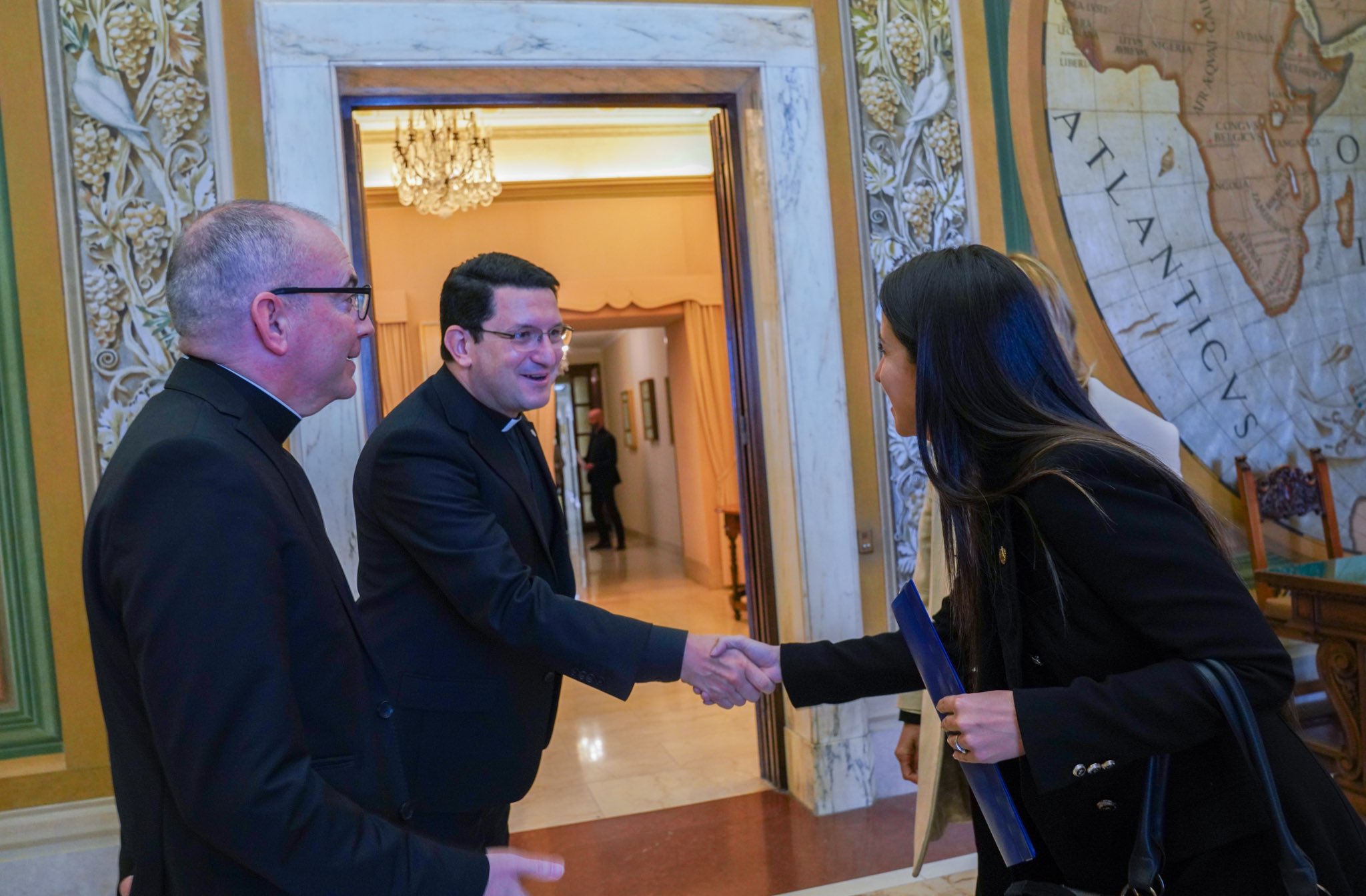 Reunión de funcionaria en el Vaticano