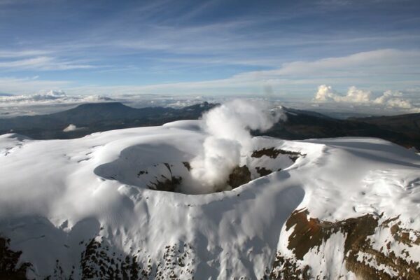 Este lunes, el Servicio Geológico Colombiano (SGC) informó que se han registrado 5.400 sismos y emisión de cenizas en el volcán Nevado del Ruiz.