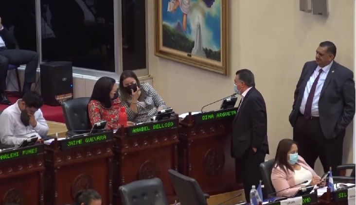 Portillo Cuadra y diputadas del FMLN