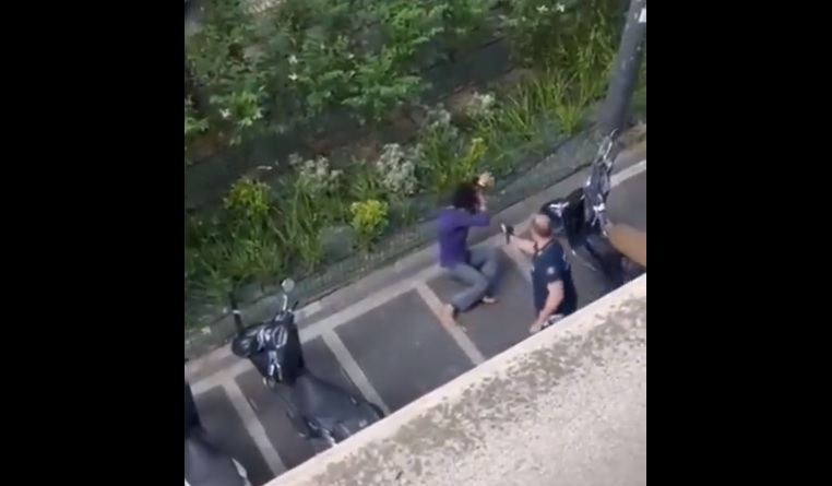 Los policías golpean a la mujer y le rocían gases lacrimógenos