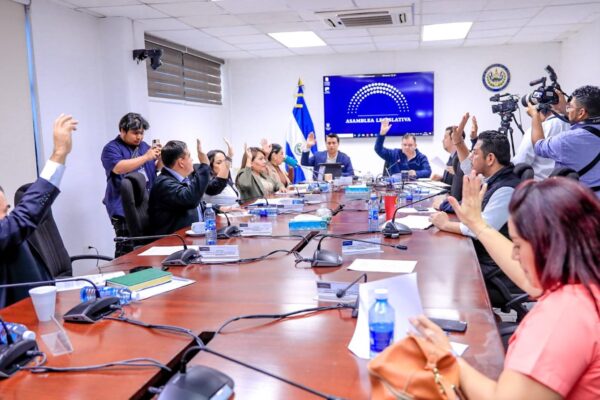 Comisión Hacienda dictaminó también a favor de reformar la Ley de Presupuesto 2023, a fin de incorporar recursos a diferentes instituciones.