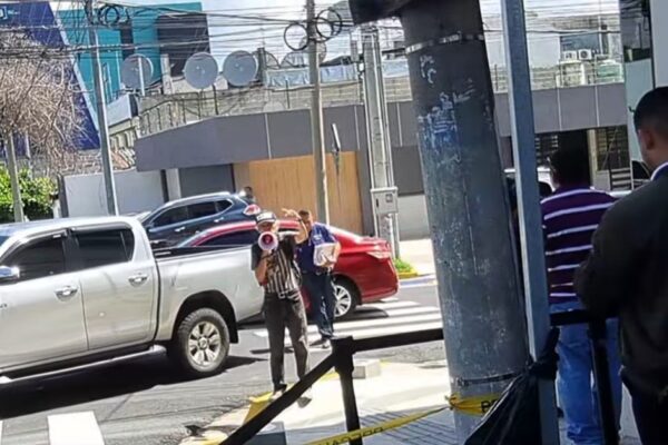 Ciudadano insulta frente al tse
