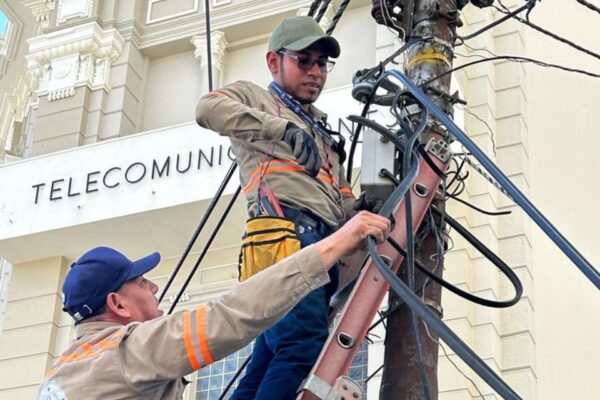 Alcaldía de San Salvador inició con el retiro de cables de electricidad y telefonía en la calle Rubén Darío