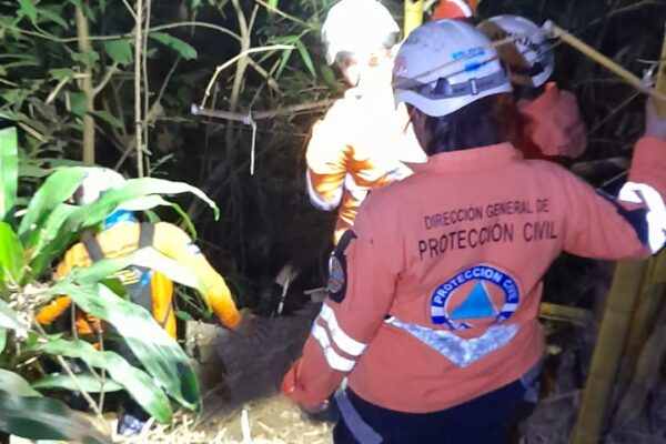 Mueren dos jóvenes tras caer a un barranco en Mejicanos
