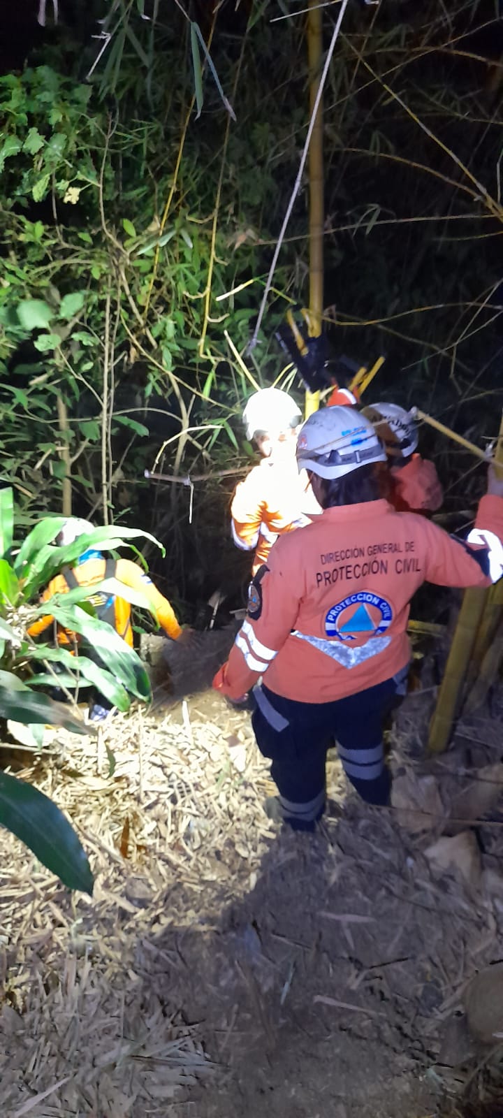 Mueren dos jóvenes tras caer a un barranco en Mejicanos