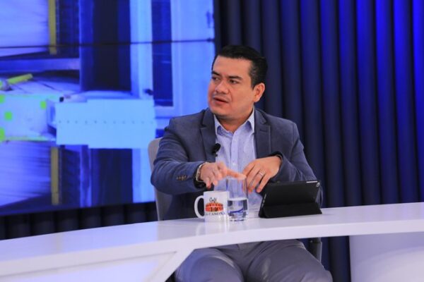 El consultor electoral enfatizó en que suspender la jornada extraordinario de voto en el exterior le coartan el derecho al voto a los salvadoreños en el exterior.