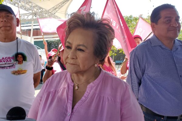 La actual alcaldesa de Antiguo Cuscatlán prouso realizarlo en ocho días en un lugar con acceso al público para debatir "con altura" sus propuestas.