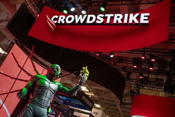 Se derrumban las acciones de Crowdstrike, la firma responsable del apagón informático global