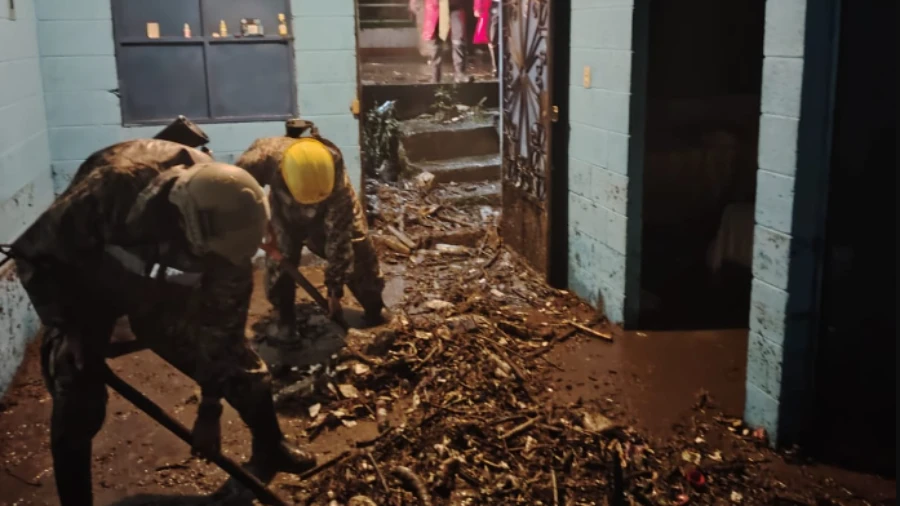 Vivienda en Cuscatlán Sur se vio afectada por el desbordamiento de una quebrada a causa de las fuertes lluvias