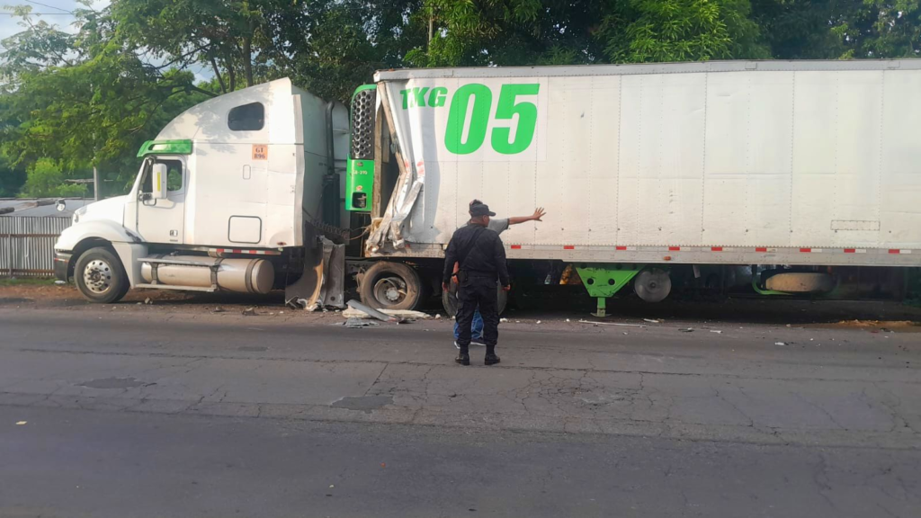 Conductor de rastra se duerme y provoca múltiple accidente vial en San ...