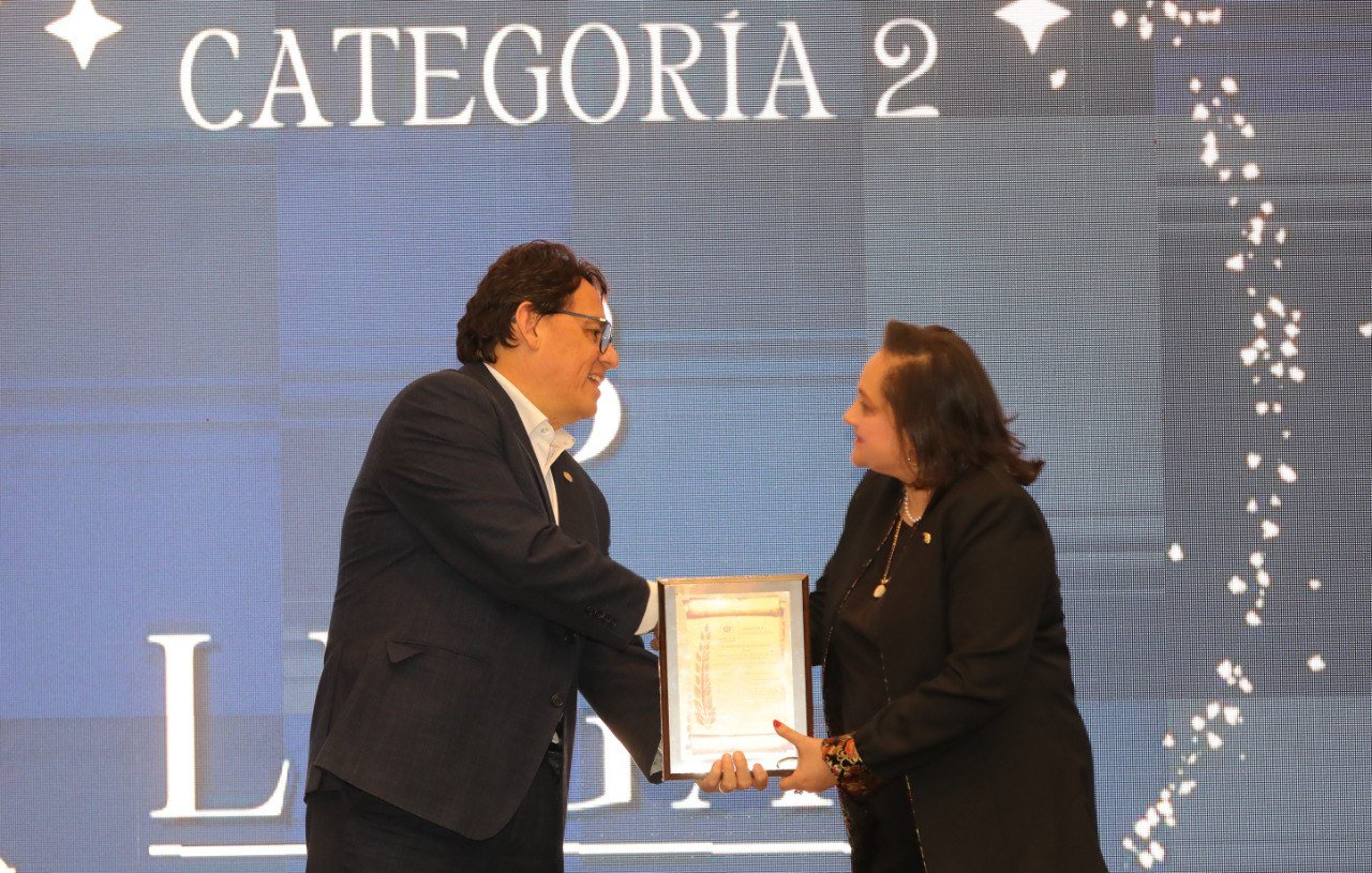 Ministerio de Educación entrega Premios a la Excelencia - La Noticia SV
