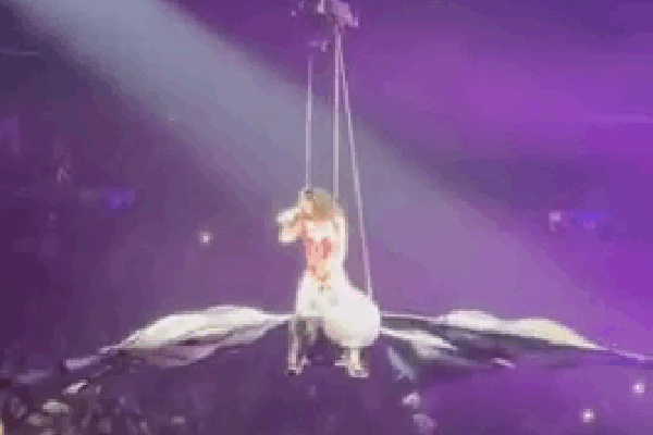 Katy Perry sufre accidente mecánico en pleno concierto desde plataforma flotante en forma de mariposa