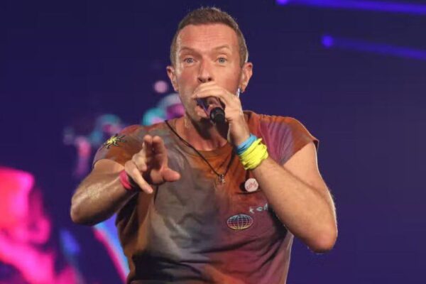 La divertida advertencia de Chris Martin al público durante una nueva “kiss cam” tras el escándalo de Andy Byron