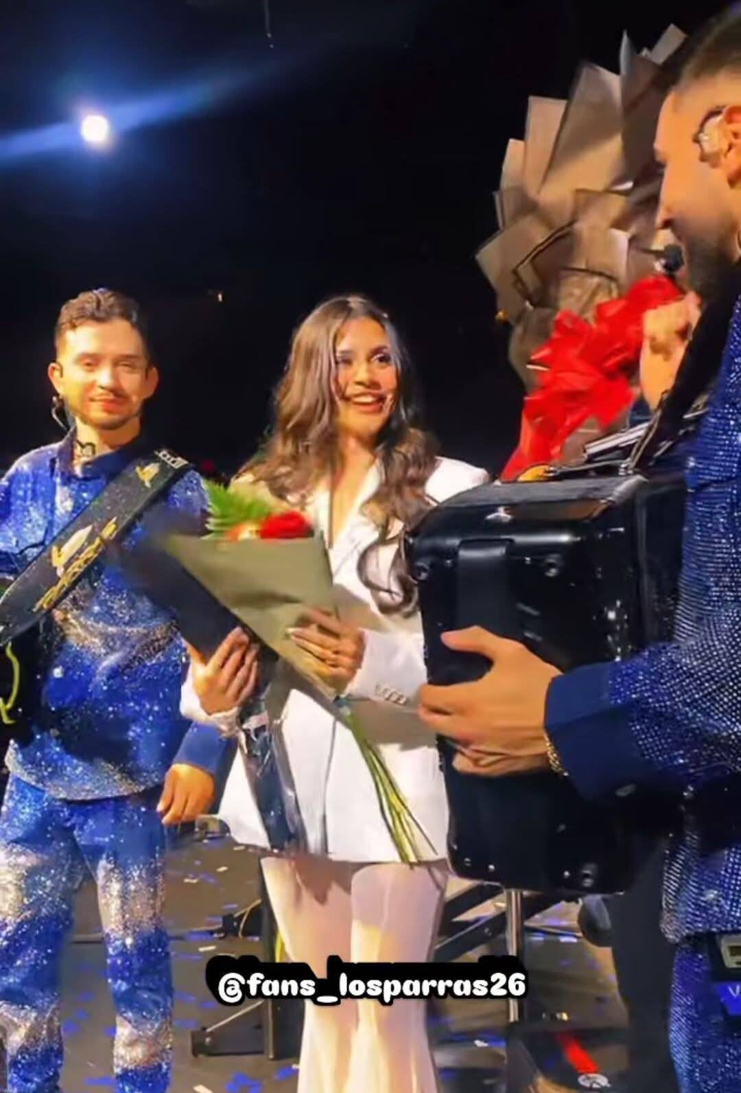 Lillian Griego reaparece en concierto de Los Parras y es sorprendida