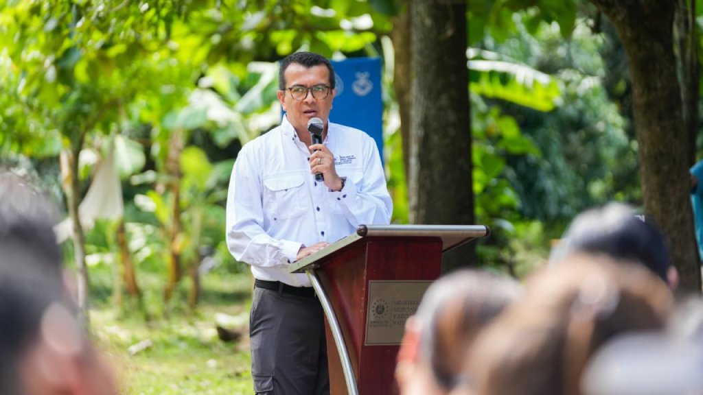 Ministro de Medio Ambiente y Recursos Naturales, Fernando López
