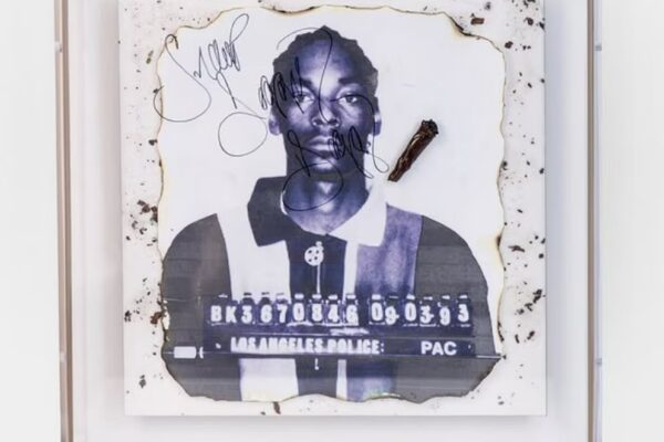 Snoop Dogg subasta una foto policial con un cigarro de marihuana por 70 mil dólares
