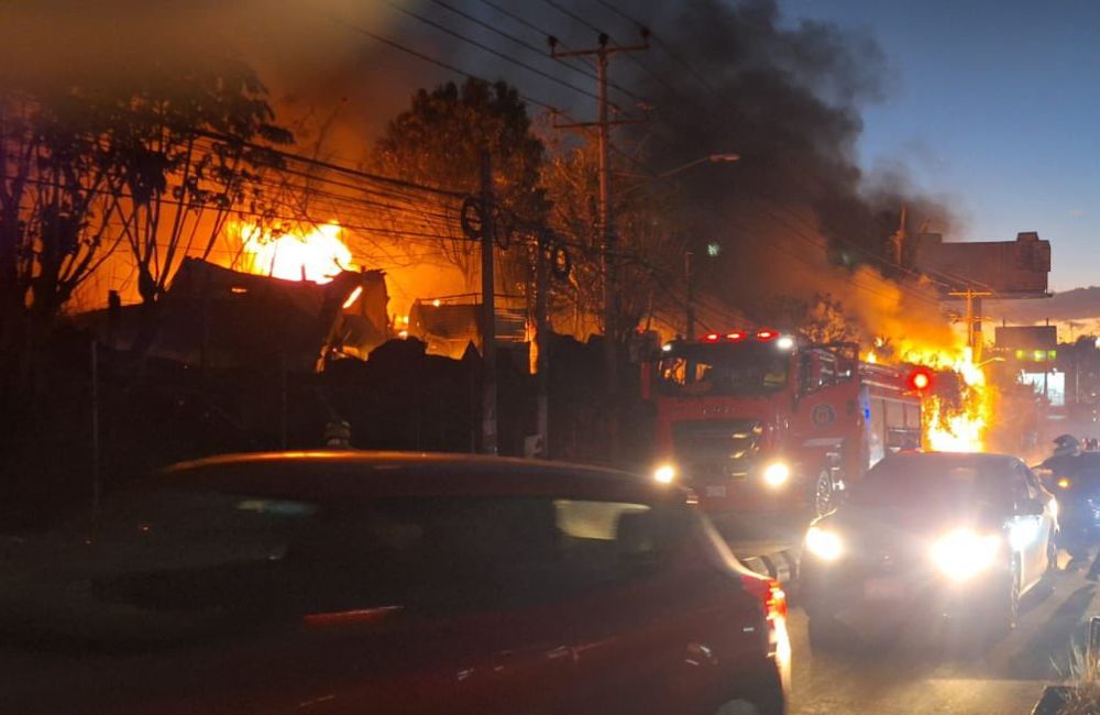 Incendio en el sector 15 de Marzo consume champas y obliga a evacuar ...