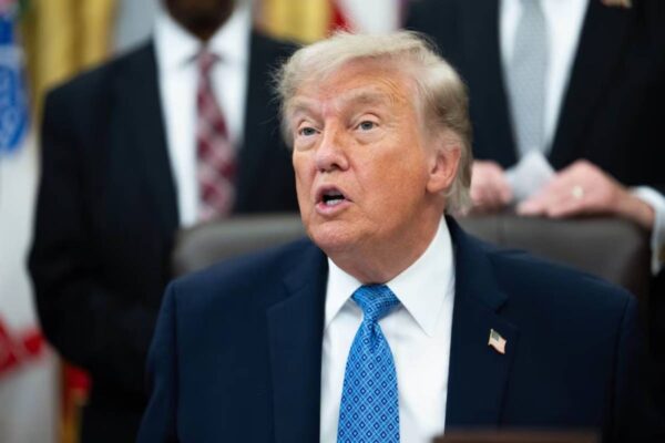 Juez ordena a Trump restablecer acceso a medios vetados en la Casa Blanca