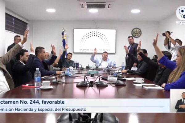 Comisión da luz verde a $440 millones en préstamos y a ajustes al presupuesto general