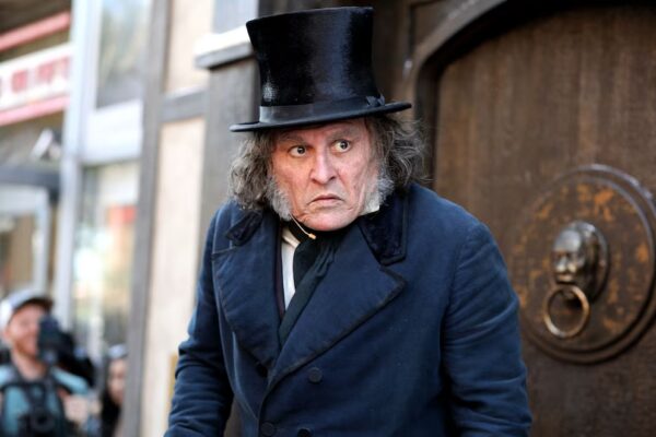 Johnny Depp reaparece en Comic-Con 2026 transformado en Ebenezer Scrooge y presenta el primer tráiler de su nueva película