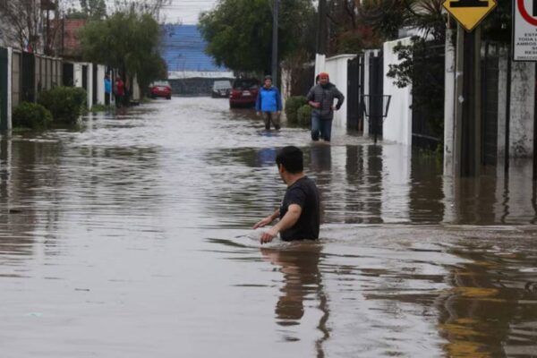 Temporal en Chile deja 10 muertos y más de 100,000 personas aisladas