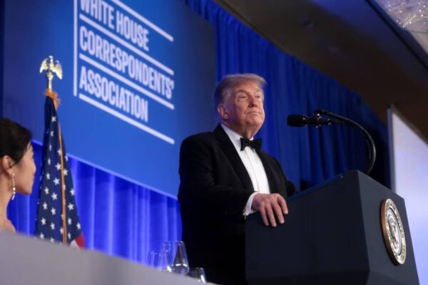 Trump dice a periodistas que quedarán _en la ruina_ cuando deje la Presidencia