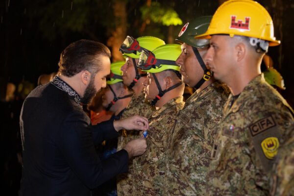 Contingente salvadoreño que participó en misión humanitaria en Venezuela recibe Medalla al Mérito por su labor de rescate