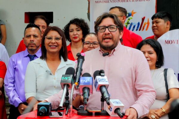 Dr. Rafael Aguirre presenta a Madaí Santos como compañera de fórmula presidencial del FMLN, durante elecciones internas