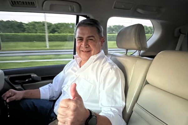 Juan Orlando Hernández regresa a Honduras para enfrentar proceso judicial por fraude y lavado de activos