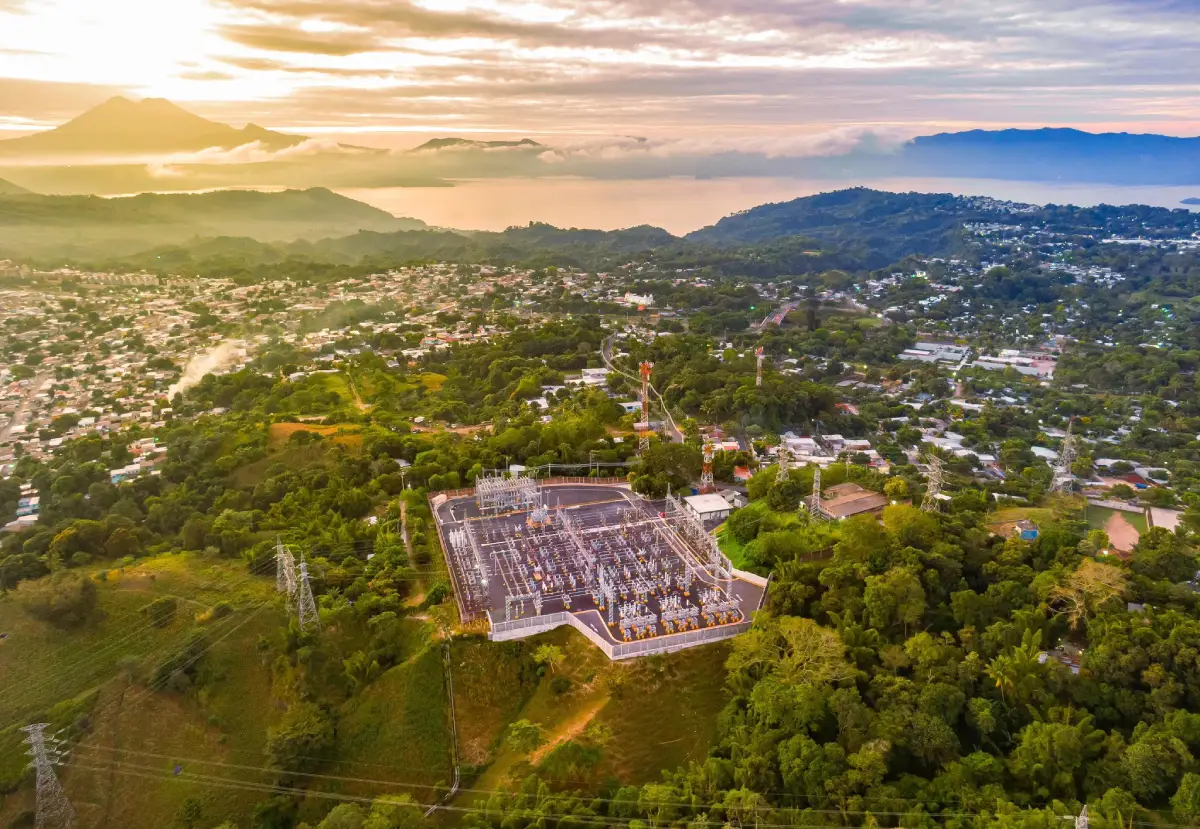 Capacidad energética de El Salvador supera en más del doble su demanda máxima durante olas de calor