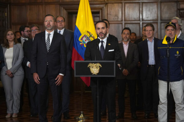 El presidente de Colombia presenta un libro con casos de presunta corrupción en el gobierno de Petro