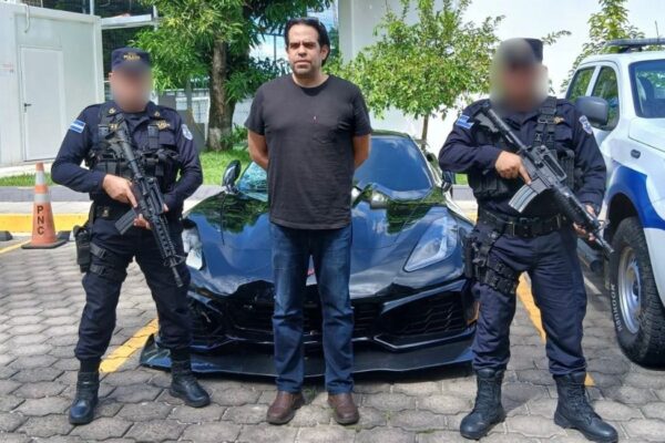 Conductor de Corvette seguirá en detención provisional por muerte de motociclista repartidor