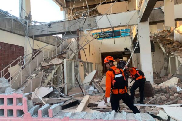 Muertes por terremoto en Indonesia suben a 68 y heridos a 213