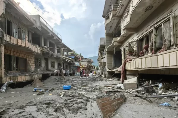 Nepal comienza a enterrar cuerpos tras las inundaciones que dejan 903 muertos