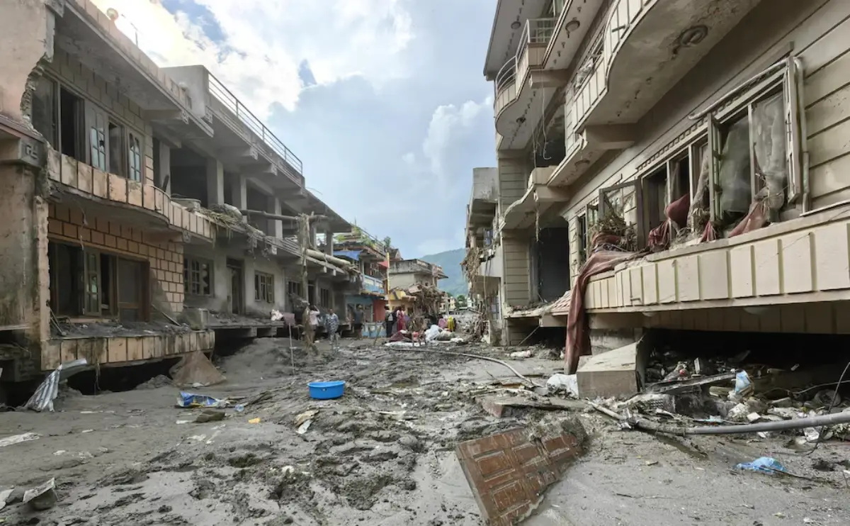 Nepal comienza a enterrar cuerpos tras las inundaciones que dejan 903 muertos