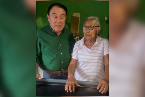 Diputado Carballo entrega plancha de cocina a una adulta mayor para que emprenda negocio de tortillas