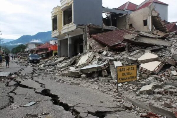 Terremoto en Indonesia deja 70 muertos y más de 22,000 desplazados en Flores