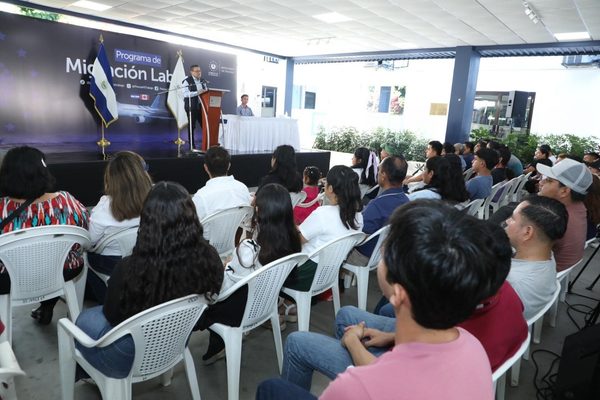Ministro de Trabajo amplía oportunidades laborales con nuevo grupo de salvadoreños que viajarán a Canadá