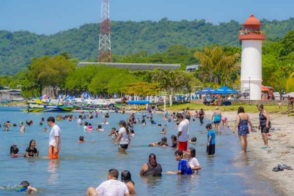 El Salvador supera proyecciones y recibe más de 95,000 visitantes durante vacaciones agostinas