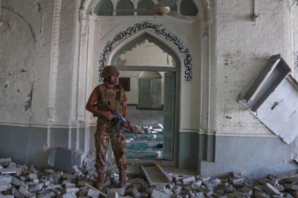 Al menos 16 muertos y 50 heridos por explosión en una mezquita en Pakistán